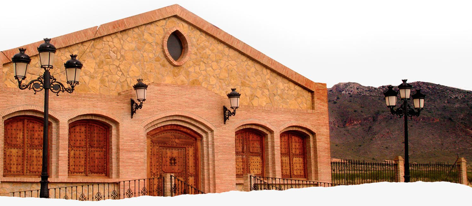 Fachada de Bodegas Delampa en Jumilla